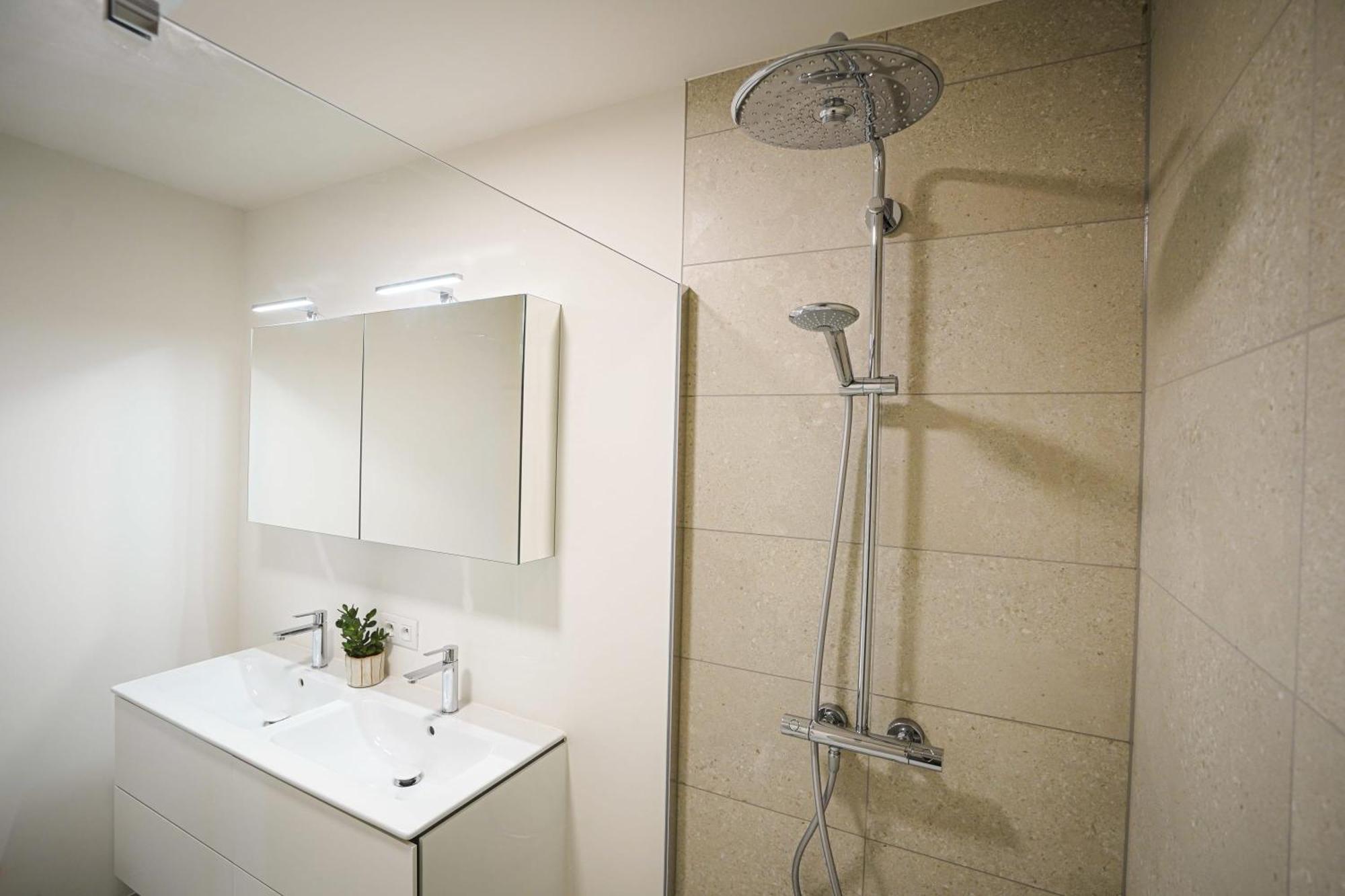 Huswell - Beautiful Apartment With Communal Pool And Gym Oostende Bagian luar foto